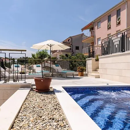 Luxury Adriatica-*heated Pool-sauna-jacuzzi* * Trogir
